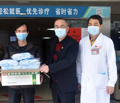 厚街愛心藥店捐贈口罩抗擊疫情 “我們不賣，也要先送給醫護人員”
